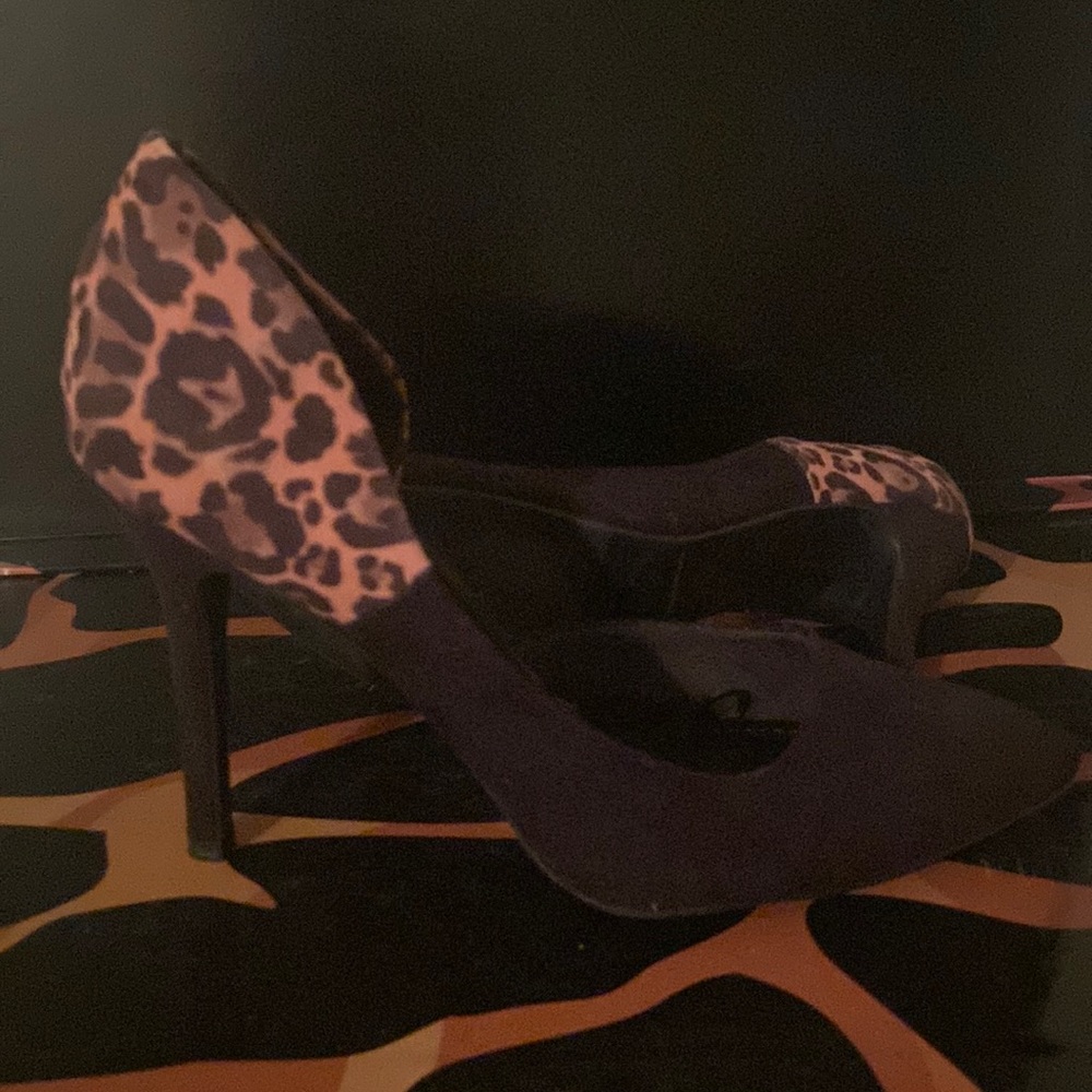 Pointed toe heel with cheetah print